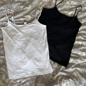 Ett svart och ett vitt linne säljs, båda i nyskick och köpta förra sommaren på New Yorker. Det vita linnet är endast testat och det svarta använt en gång och har därför klippt av lappen där bak. Båda linnena är exakt likadana. 50kr/st, det vita är sålt. 