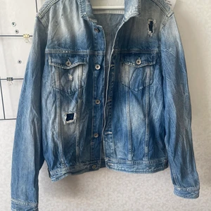Jeans jacka  - En fin jeans jacka som jag hade köpt till min bror för flera år sen men nu använder han den inte, kommer inte ihåg vart ifrån jag köpte den men det är ganska fin och i bra skick ❤️❤️