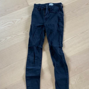 Lager 157 jeans svarta - Svarta skinnyjeans från Lager 157! Storlek S men har gott om stretch. För små för mig som är en stor m. 
