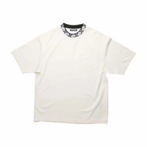 Acne tröja - Säljer en acne tröja jag använt kanske 5-10 gånger max. Inga fläckar osv. Har inget kvitto men har en gammal lapp kvar:) På en av bilderna har jag vikt in den i min bh. Det är storlek S men den är unisex och oversized. Kan sälja för billigare pris:)