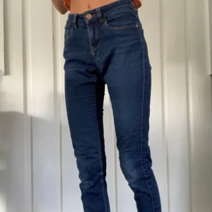 Blåa jeans - Högmidjade. Från Noisy may, strl s-m