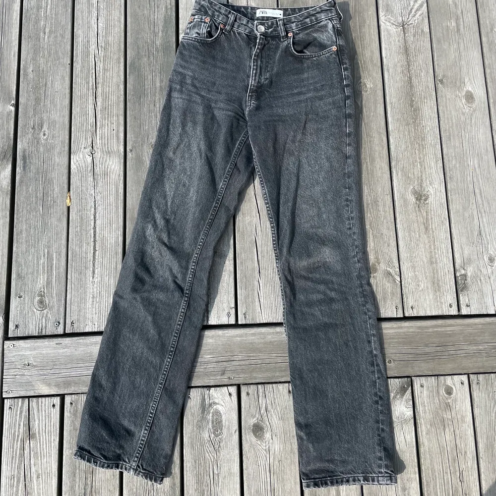 Zaras midwaist straight jeans i svart. De är i fint skick i strl 34. . Jeans & Byxor.