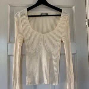 Vit tröja - Jättefin vit ribbad tröja från Gina tricot i en vit/cremevit färg! Vid flera intresserade startas budgivning. Köpare står för frakt!!