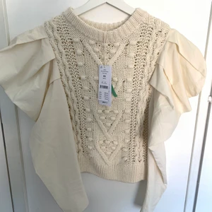 Tröja från Gina tricot  - Beige stickat tröja med puffiga armar från Gina tricot, i storlek XS. Aldrig använd.