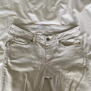 Vita Zadig & Voltaire jeans. Lågmidjade, straight leg, med dragkedja längst ner. Storlek W27/L32 450 kr, köparen står för frakt