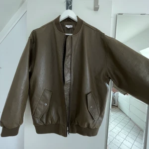 Jacka  - Använd en gång, som ny.  Bild på Linn Ahlborg med jackan. 