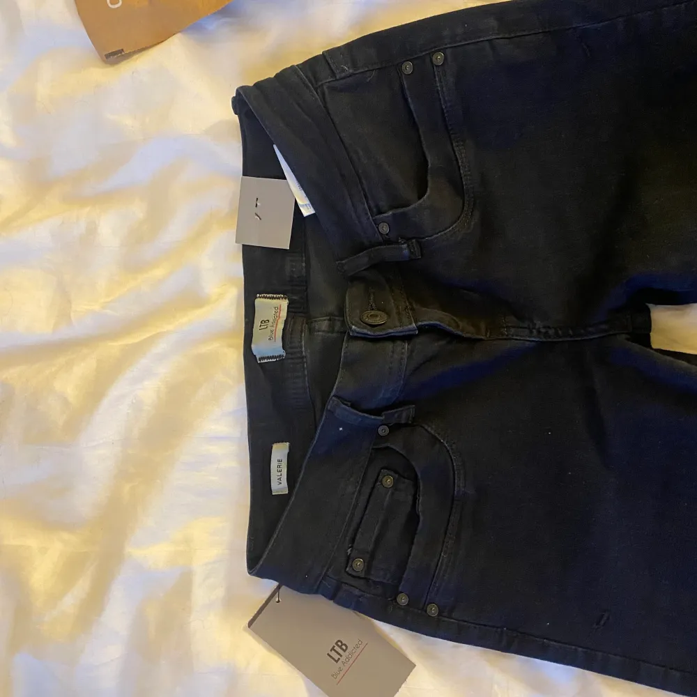 Ltb jeans i modellen valerie, säljer då de inte kommer till användning, aldrig använda och alla lappar är kvar , köpt för 829kr. De är väldigt mörk blåa, lite korta på mig som är 169. Jeans & Byxor.