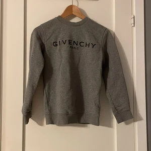 Givenchy - Jag säljer min givenchy tröja i ett mycket bra skick. Ny pris cirka 1700kr jag säljer den för 700kr Storlek 12 år 