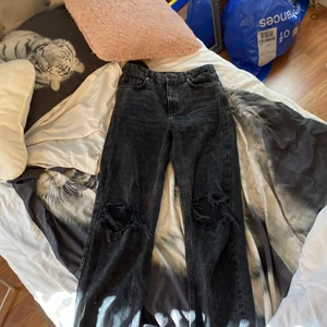 Gina jeans - Svarta jeans från Gina Tricot med hål, köptes för mindre än en månad sen så de är i bra skick