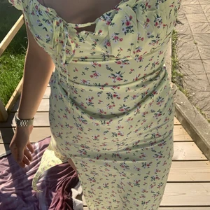 Klänning - Snygg sommarklänning som köptes förra året men som tyvärr inte används längre. Tror den är från nelly eller asos. Storlek s. 