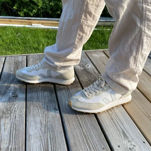 Veja skor -  säljer mina veja skor eftersom dom är lite för små, använda 2 gånger och är i bra skick. Nypris 1300kr, små i storleken så passar nog 40