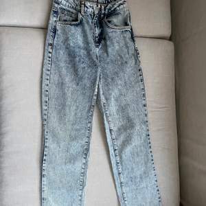 Coola festliga jeans med hål under skinkorna. Straight i jeansmodellen -x500 straight  24/32 — XXS-XS Använd ett fåtal gånger, inga synliga defekter 