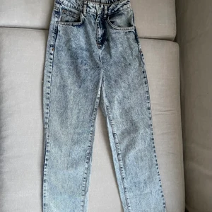 Jeans med hål bak - Coola festliga jeans med hål under skinkorna. Straight i jeansmodellen -x500 straight  24/32 — XXS-XS Använd ett fåtal gånger, inga synliga defekter 