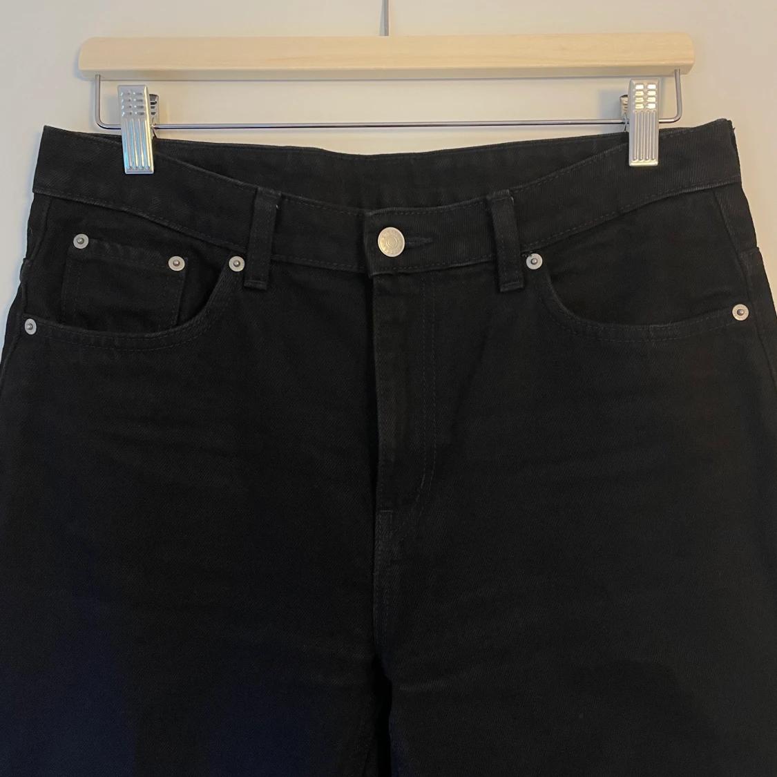 Svarta Weekday Jeans av kortare modell - 90