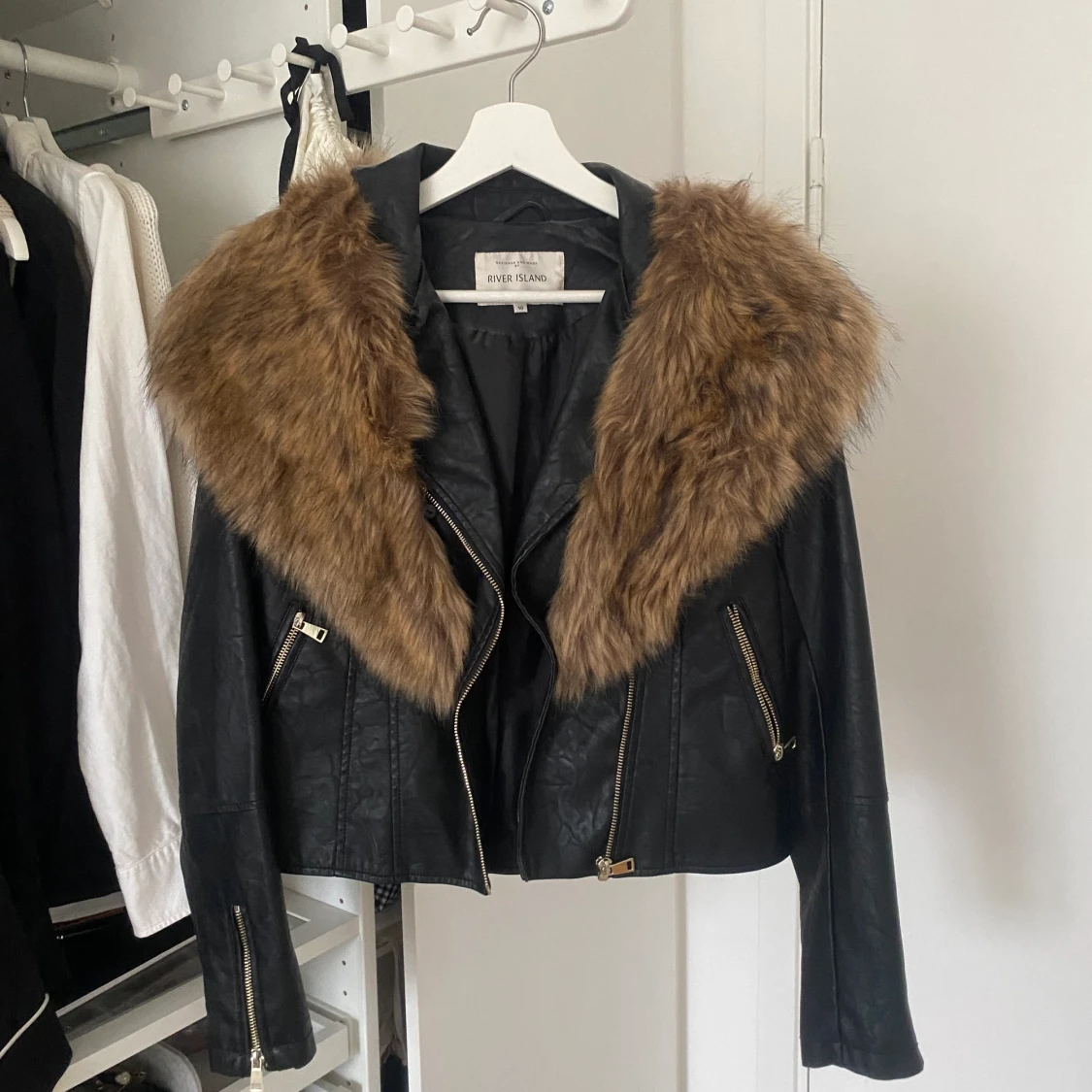 Skinnjacka Svart med Pälsdetaljer