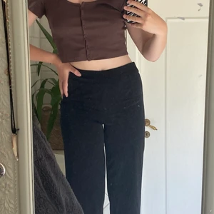 Svarta kostymbyxor - Svarta kostymbyxor med dragkedja på sidan. Säljer byxorna för att dem inte passar mig i storleken längre. Kostymbyxorna är i storlek 34. Kontakta vid köp eller för mer bilder💕 