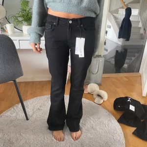 Zara jeans! - Säljer dessa oanvända jeans från zara! Så snygga, det är mid waist och flare🔥🔥🔥säljer pga att jag tappat bort kvittot och ej kan lämna tillbaka.