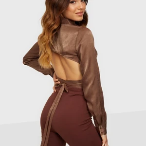 Brun öppen rygg topp - Köpt på Nelly och använt fåtal gånger💓 