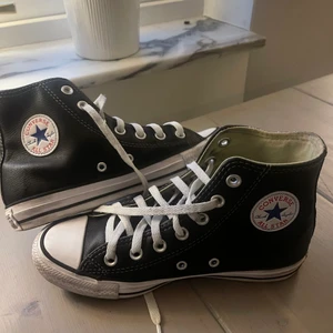 Converse - Converse i skinn storlek 37  fint skick  Säljs för dom inte kommer till användning💗 