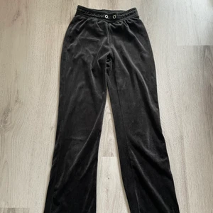Gina mjukis  - Ginas svarta mjukis i strl xxs, fint skick förutom en söm som släppt lite längst ner i ena benet (se bild 3) samt att snöret är borttaget. 🫠 70kr inkl spårbar frakt 