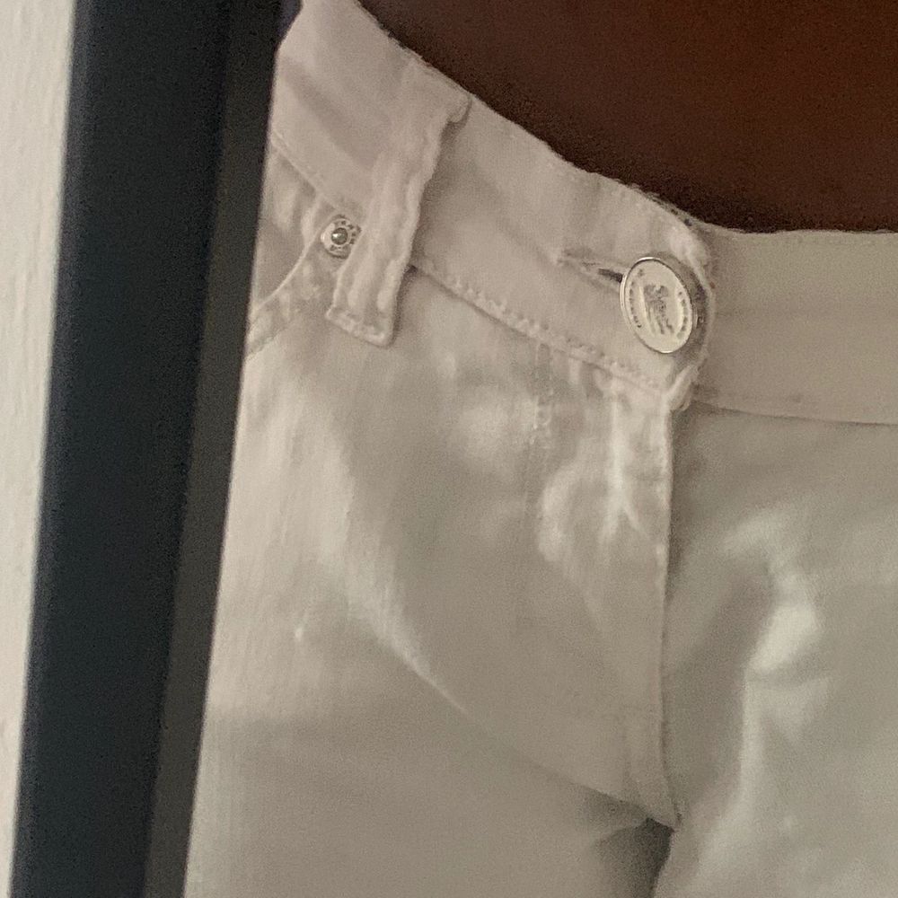 Mina älsklingar, men jag har burit dom i ett helt år med stolthet. Lowwaisted vita jeans med jätte fina detaljer ❤️. Jeans & Byxor.