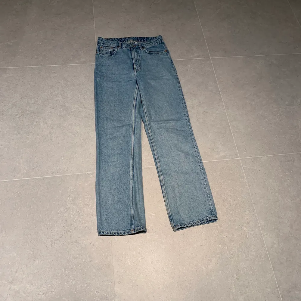 Super snygga weekday jeans som tyvärr inte kommer till användning längre.💕Köpta för några år sedan och modellen heter ”VOYAGE”💕. . Jeans & Byxor.