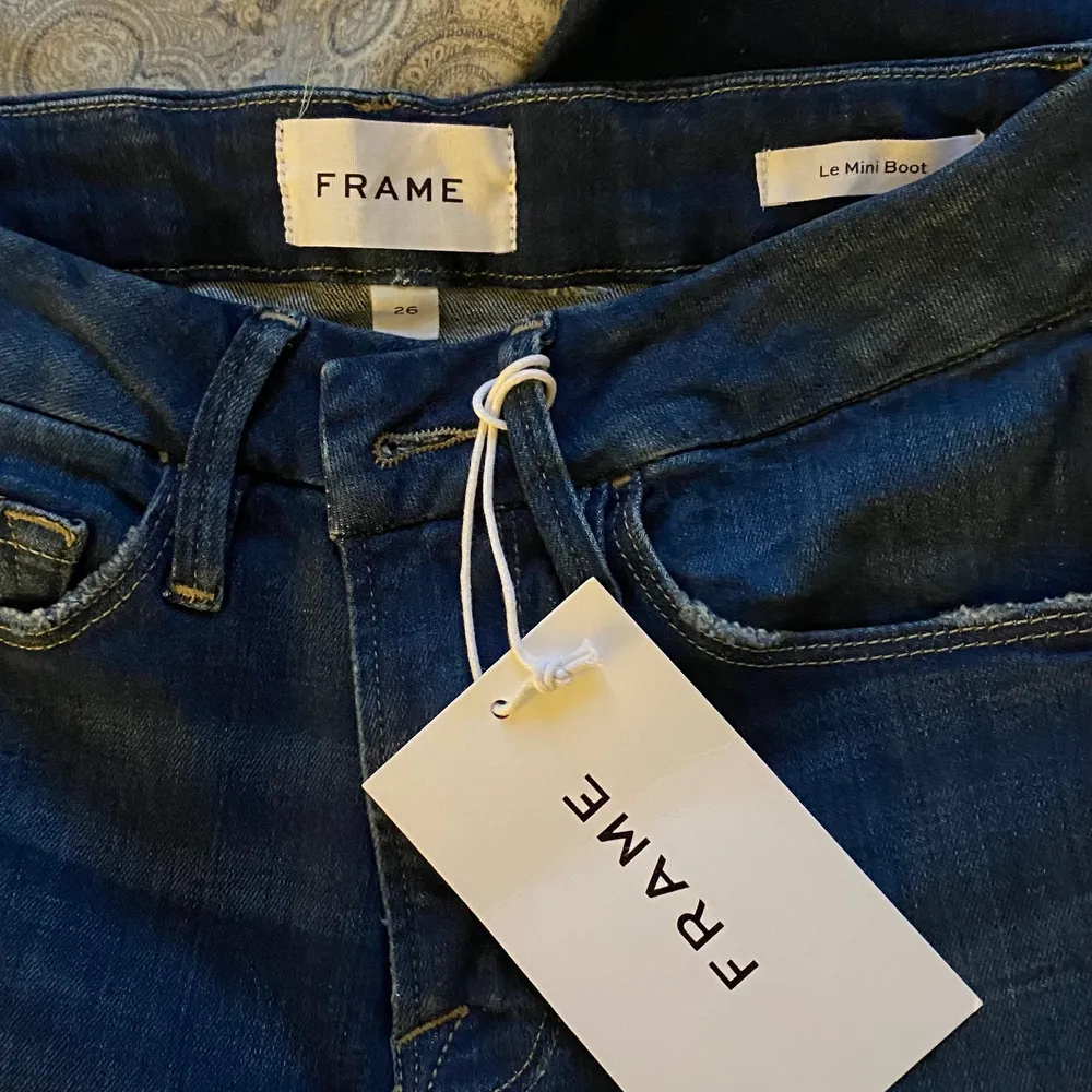 Säljer mina helt nya jeans från Frame🙏 Dom är i modellen Le mini boot, storlek 26, dock väldigt stretchiga så passar upp till storlek 28 också🥰 Nypris: 2700kr, mitt pris: 700kr: (Säljer pga att jag har ett par exakt likadana som är på första bilden)🥰. Jeans & Byxor.