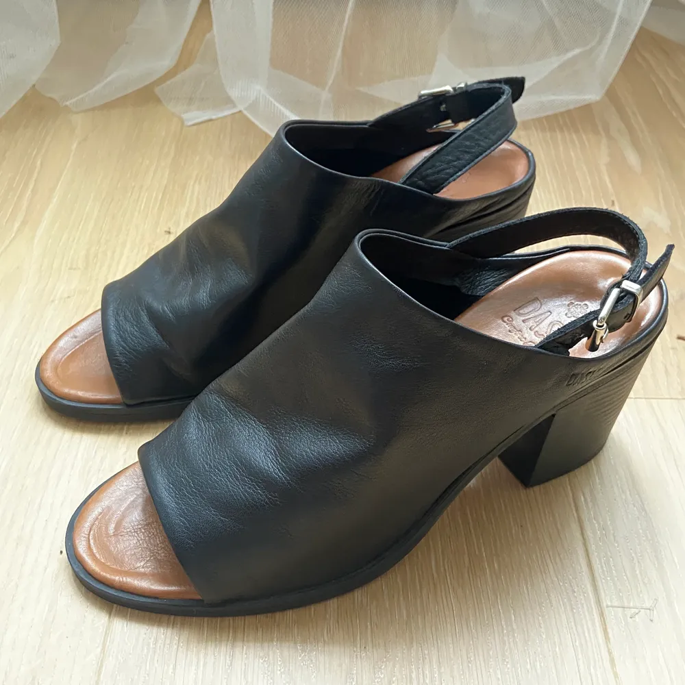 Superfina och bekväma sandaler. Märket: Dasia och tillverkade i 100% läder. En elegant blandning mellan stövletter och mules.. Skor.