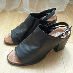 Superfina och bekväma sandaler. Märket: Dasia och tillverkade i 100% läder. En elegant blandning mellan stövletter och mules.