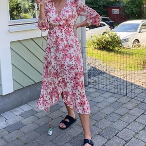 Blommig klänning - Fin sommarklänning. Vit kort underklänning/kjol. Strl 36 men mer som 38.