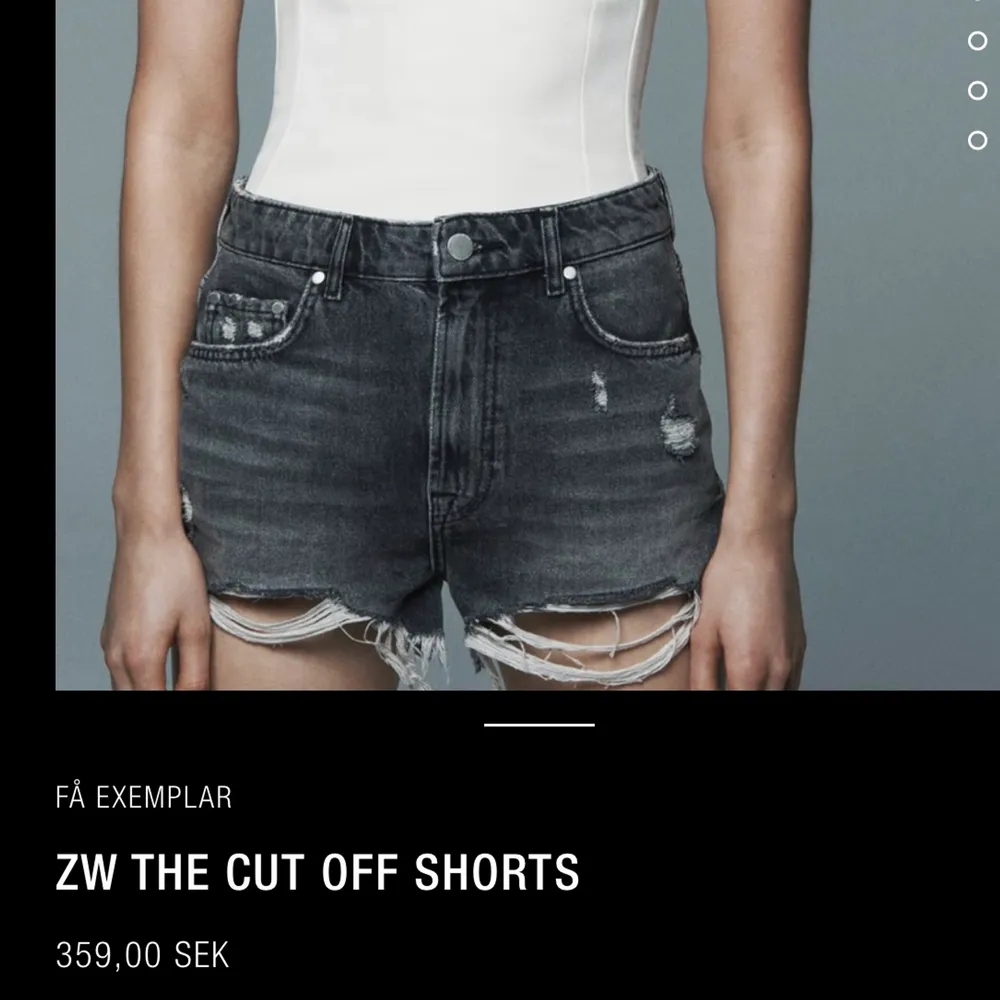 Säljer dessa jeansshorts från zara i strl 38. De är endast testade och har prislappen kvar. Köp direkt för 359kr💕köparen betalar frakten.. Shorts.