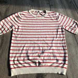 Randig tee - Jättefin och randig t-shirt från hm!! Knappt använd och har inga defekter ❤️ 