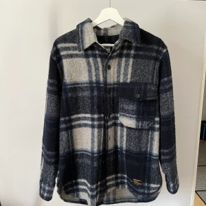 Overshirt  - Overshirt i stickat material från zara, använd 1 gång, relaxed fit så passar allt från S-M/L   (Allt på sista bilden ligger ute)