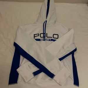 Polo Sport Hoodie - En hoodie från polo som är för liten för mig och inte kan användas. Använts lite utan en period sen har den legat i garderoben. Kan passa dig som är Xs
