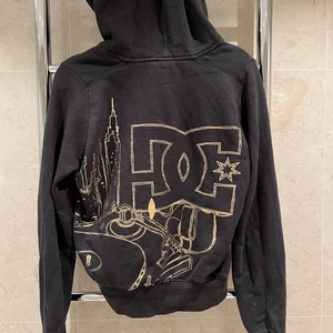 Svin snygg Hoodie från DC säljer  - Säljer då den blivit för liten :/