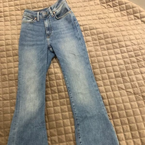 Blåa bootcutjeans - Från BikBok