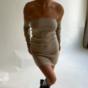 Set djerf avenue  - Säljer då jag behöll det i svart istället, helt nytt! Köparen står för frakten💗💗 klänning och ärmar i storlek S. Köpt för 1100kr