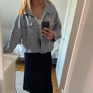 Blåvit jeansjacka - Jättesnygg blå och vit jeansjacka, perfekt till sommaren, vår och höst. Säljer pågrund av att den inte kommer till användning💓