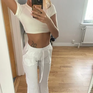 Vita Linnebyxor - Vita linnebyxor som jag fick för ett tag sen, aldrig använda. Vet inte vart dom är ifrån då jag fick dom men dom är väldigt snygga! Säljer pga jag redan har ett par 