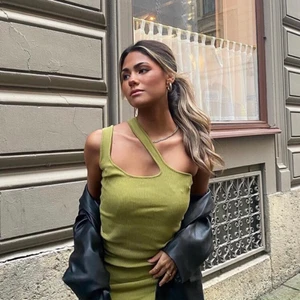 Asymmetrisk grön klänning  - Olivgrön klänning från NA-KD med asymmetrisk halsrigning! Super fin har bara inte fått användning för den så tänkte kolla om någon var intresserad:) Storlek XS, klänningen når ner till undrr knäna ungefär❤️ Bilderna är tagna från NA-KD hemsida. Prislapp sitter kvar. Pris diskuteras vid intresse❤️