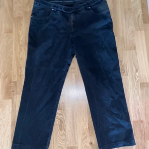 Svarta baggy jeans  - Sköna svarta baggy jeans med cool gylf som man inte ser så ofta numera. Säljer för de kommer inte till användning längre tyvärr. Köpare står för frakt, skriv om frågor finns.