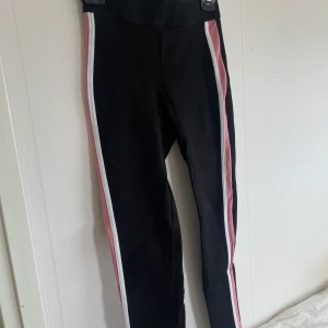 Stretchiga leggings från Zara  - Leggings från Zara storlek S.
