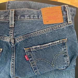 Mörkblåa Levis jeans, aldrig använda. Storlek W29 L30. Säljer på grund av att de var för stora.  Endast provade. Kostar nypris 1200 