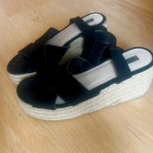 Platåsandaler i mocka H&M  - Platåsandaler i mocka från H&M strl 38,  Använda en gång, nypris 499 kr.