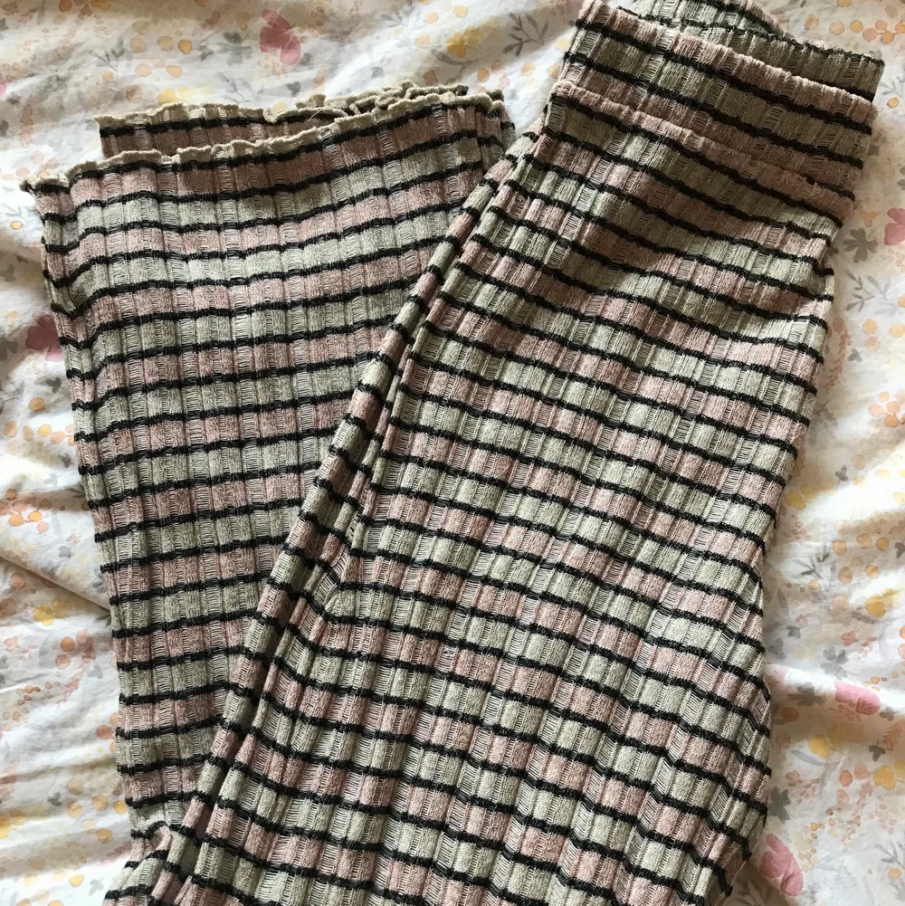 Ett par byxor från zara som sitter så skönt med fint mönster. Passar både till myskvällar och uppklätt!. Jeans & Byxor.