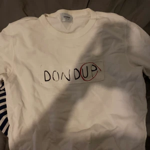 Dondup Sweatshirt - Köpt på w19 i Gbg för ett tag sen. Bra skick, inga fläckar behövs bara strykas.