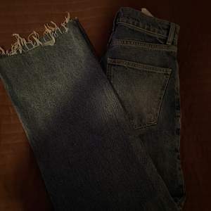 Jättefina jeans från zara i mycket bra skick. Storlek 36. Säljer för 170kr +frakt 