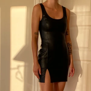 Läderklänning  - En supersnygg läderklänning från Weekday i strl 34! Har använts 1 gång så den är i nytt skick! 