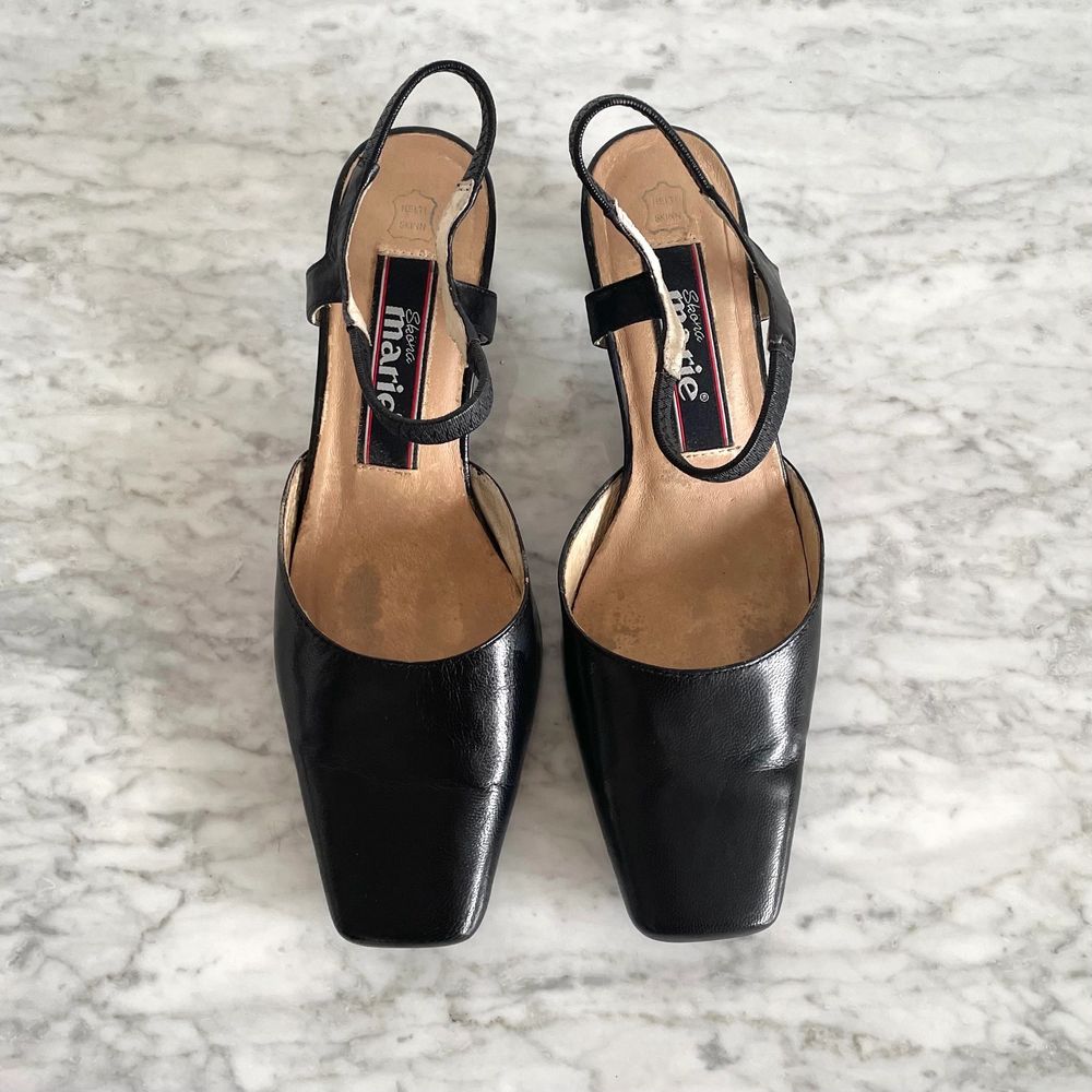 Vintage 90s 00s Y2K real leather Mary Jane square toe pumps/ shoes in black Few minor marks and scratches, some marks on the lining, but nothing major, see pictures. Cleaned. Label: 38, fit better size 37,5 in my opinion. No returns.. Skor.