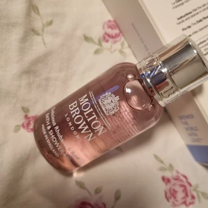 Shower/bath gel - Luktar jättegott blommigt, doften passar tyvärr inte mig. Helt oanvänd, endast luktad på! Travelsize.